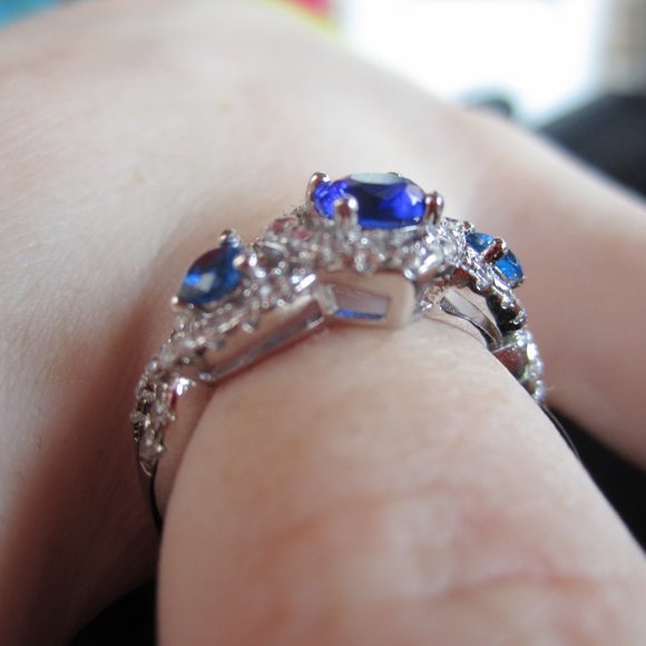 Stunning Blue Sapphire RIng - Picture 3 of 7